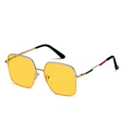 Modieuze vierkante zonnebril met goudkleurig frame, gele glazen en gestreepte pootjes - Gouden Frame Gele Lenzen