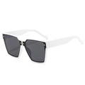 Lunettes de soleil carrées à monture blanche avec verres noirs et clous dorés - Monture Blanche Verres Gris Foncé