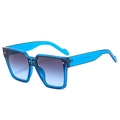 Lunettes de soleil carrées bleues transparentes avec verres dégradés et rivets - Monture Bleue Transparente Verres Dégradés Gris Bleu