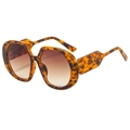 Chic oversized tortoise shell sunglasses with gradient brown lenses and retro frames - Leopard Frame / Tea Lens