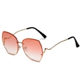 Oversized geometrische zonnebril met gouden golvende pootjes en roze verloopglazen - Gouden Montuur Lichtroze Lens