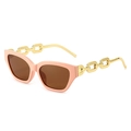 Occhiali da sole cat-eye con montatura rosa corallo e stanghette a catena dorata - Montatura Rosa Lenti Tè