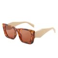 Retro cat-eye sunglasses with tortoise frame and light khaki temples for stylish look - Leopard Frame / Tea Lens