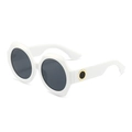 Lunettes de soleil blanches à monture épaisse avec verres foncés et détails anneau doré - Monture Blanche Verres Gris