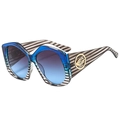 Lunettes de soleil œil-de-chat géométriques, monture rayée bleue et verres dégradés - Rayures Bleues Verres Gris Bleu