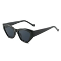 Lunettes de soleil œil de chat rétro avec monture géométrique et verres gris foncé en vue latérale - Monture Noire Verres Gris