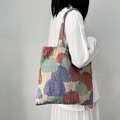 Dettaglio del ricamo a zucca vintage su una borsa tote in jacquard beige - Stile Jacquard Zucca Multicolore