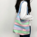 Dettaglio della borsa tote tessuta a righe colorate con tracolla e etichetta fatta a mano - Borsa Intrecciata Color Block Blu e Verde
