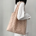 Detail der rosa Netztasche mit gelber Gänseblümchen-Stickerei an der Schulter - Kirschblüten Bestickt Altrosa