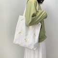 Gros plan détaillé sur la broderie de marguerites en dentelle d'un sac en toile - Fleur Jaune (Broderie Ajourée)