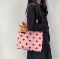 Rosa Canvas-Tasche mit schwarzen Punkten und dekorativem Plüsch-Anhänger - Rosa Punktiert (Mit Orangenanhänger)