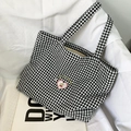 Dettaglio della borsa tote in tela a scacchi bianchi e neri con ricamo a cuore di ciliegia - Gingham Nero con Ciliegia