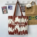 Borsa tote Pink Sunday in tela bianco sporco con pennellate rosso-marroni e tracolla in tessuto - Motivo Rosso Scuro