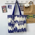 Borsa tote in tela con pennellate astratte blu e scritta decorativa Pink Sunday - Motivo Blu