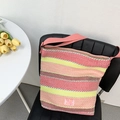 Borsa tote intrecciata a righe colorate con tracolla rosa ed etichetta fatta a mano - Borsa Intrecciata Color Block Rosso e Rosa
