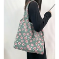Détails du sac fourre-tout à fleurs vert Morandi avec motifs floraux roses et feuilles - Motif Fleur de Cerisier (Avec Doublure)