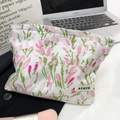 Dettaglio della trousse jacquard a tulipano con trama tessuta ed etichetta di marca - Beauty Case con Tulipani a Rilievo