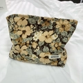 Vintage-Kosmetiktasche aus Cord mit Blumenmuster und ATRYG-Label auf weißem Stoff - Gelb Floral