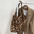 Détail du sac fourre-tout léopard en velours côtelé avec large bandoulière et grande capacité - Grand imprimé léopard marron