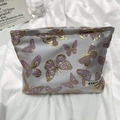 Detalle de bordado de mariposa violeta y costuras doradas en neceser de cosméticos - Mariposa Rosa Púrpura