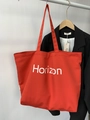 Detailaufnahme der roten Canvas-Tragetasche mit Horizon-Aufdruck und verstärktem Gurt - Rot (Horizon-Druck)