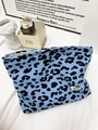 Detailopname van blauwe canvas toilettas met luipaardprint en witte ritssluiting - Blauw Luipaardprint