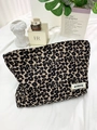 Leopard print make-up tasje met ATRYG label op een elegante witte stoffen achtergrond - Bruin Kleine Luipaard