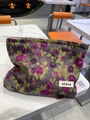 Dettaglio del tessuto jacquard viola con motivi a rose ed etichetta tessuta della borsa - Viola scuro con fiori viola