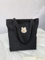 Dettaglio della borsa tote in denim blu scuro con ricamo di animali e trama del tessuto - Coniglio Ricamato / Nero