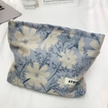 Borsa per cosmetici in jacquard azzurro con fiori bianchi e etichetta del logo - Borsa Cosmetica Blu Fiore di Gelsang