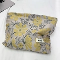 Beauty case in jacquard giallo con motivo a margherite ed etichetta ATRYG - Borsa Cosmetica Gialla Fiore di Gelsang