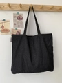 Μεγάλη τσάντα denim tote με ραφές αντίθεσης σε ξύλινο γάντζο στον λευκό τοίχο - Μεγάλο / Μαύρο