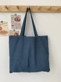 Détail du cabas en jean bleu sur crochet en bois avec cartes de style vintage - Grand / Bleu clair
