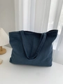 Détail d'un grand sac fourre-tout en jean bleu marine avec de larges bandoulières - Moyen / Bleu clair