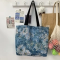 Detail der blauen Sonnenblumen-Jacquard-Tasche mit schwarzen Riemen in Wohnambiente - Monet Blau Sonnenblume Stil