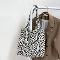 Bolso tote grande de pana con estampado de leopardo blanco y negro y asa ancha - Estampado de Leopardo Beige