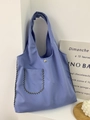 Detail der blauen Nylon-Tasche mit schwarz-weißem Karomuster und Metall-Druckknopfverschluss - Blau