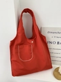 Detail der roten Nylon-Tasche mit karierter Tasche und sicherem silbernem Metalldruckknopf - Rot