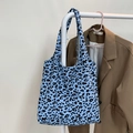 Elegante bolso tote de pana con estampado de leopardo azul colgado para un look casual - Estampado de Leopardo Azul