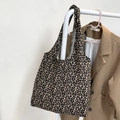 Bolso tote de pana con estampado de leopardo colgado sobre una americana - Leopardo Pequeño Marrón