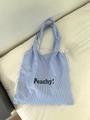 Detailopname van blauw-wit gestreepte draagtas met Peachy-belettering op canvas materiaal - Donkerblauwe Strepen (Peachy Zwarte Letters)