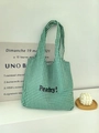 Detail van groen-witte gingham nylon draagtas met zwarte Peachy tekstbedrukking - Groene Ruit (Peachy Zwarte Letters)