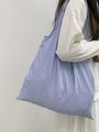 Macro della grande borsa tote in tela con strisce verticali blu e bianche classiche - Blu a Righe Bianche