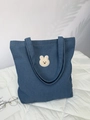Borsa tote in denim blu scuro con ricamo di coniglio bianco carino e manici robusti - Coniglio Ricamato / Azzurro