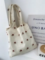 Detaillierte Stickerei kleiner roter Blumen auf einer cremeweißen Segeltuch-Tasche - Rosen (Rosenstickerei + Canvas-Futter)