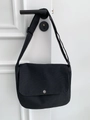 Minimalistische schwarze Segeltuchtasche mit verstellbarem Gurt und silbernem Metalldruckknopf - Schwarz