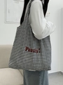Dettaglio della borsa tote in tela a scacchi con stampa Peachy rossa e grande capacità - Gingham Nero (Lettera Rosso Scuro)