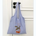 Blau-weiß gestreifte Canvas-Einkaufstasche mit Kirsch-Print und kreativem Schriftdesign - Westentaschen-Stil / Kirsche Dunkelblau Gestreift