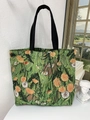 Große Shopper-Tasche mit grünem Blumenmuster und schwarzen stabilen Schultergurten - Grün Pusteblume Stil