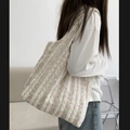 Große Strick-Einkaufstasche in buntem Neon-Webmuster mit weißer Basis für lässigen Look - Strickstoff Weste Stil Tasche